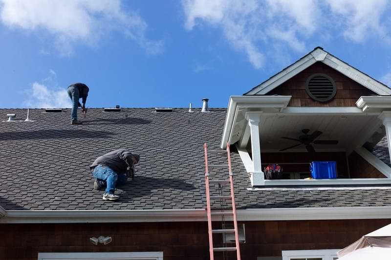 Fixation des montants des panneaux solaires sur le toit