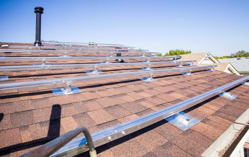 Rails pour panneaux solaires sur le toit